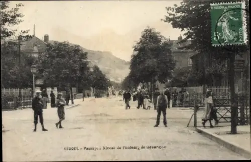 Ak Vesoul Haute Saône, Passage a Niveau du Faubourg de Besancon