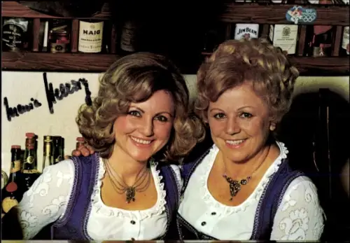 Ak Sängerinnen Maria und Margot Hellwig aus Reit im Winkl, Portrait, Autogramme