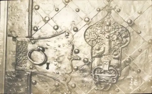 Ak Schwaz in Tirol, Detailaufnahme einer Tür mit kunstvollem Beschlag, Ring und Relief, Jahr 1910