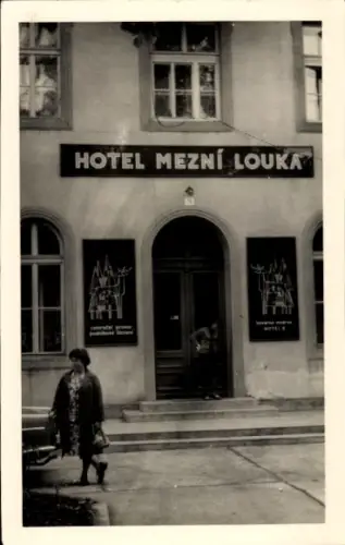 Foto Ak Hřensko Herrnskretschen Elbe Region Aussig, Hotel Mezni Louka, Eingang, Frau