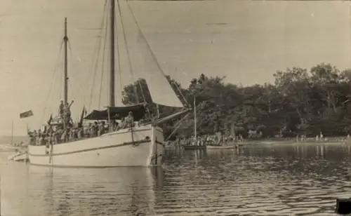 Foto Ak Segelschiff vor der Küste