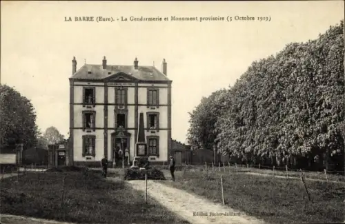 Ak La Barre Eure, La Gendarmerie et Monument provisoire