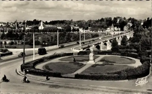 CPA Tours Indre et Loire, Vue sur le Pont de Pierre et la Tranchée