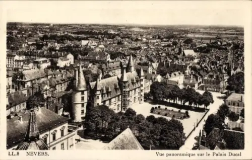 CPA Nevers Nièvre, Vue panoramique sur le Palais Ducal