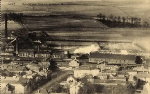 Ak Laon Aisne, Bahnhof vom Dach der Kathedrale aus gesehen