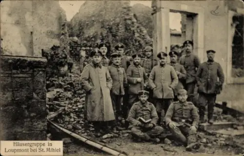 Ak Loupmont Meuse, Soldaten posieren vor zerstörtem Haus