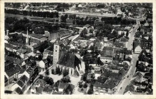 Ak Staßfurt im Salzlandkreis, Luftaufnahme einer Stadt, Kirche, Wohnhäuser, Straßen