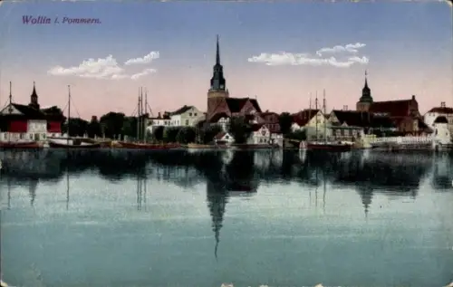 Ak Wolin Wollin Pommern, Blick vom Wasser auf die Kirchen, Hafenpartie