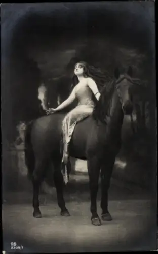 Foto Ak Frau auf einem Pferd, seitlich sitzend