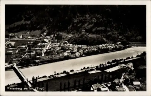 Ak Rattenberg am Inn Tirol, Luftaufnahme von Rattenberg, Inn, Tirol, Fluss, Berge,  190