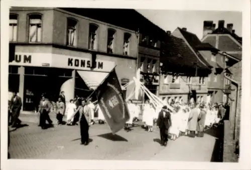Foto Sangerhausen am Harz, Marschierende Menschen, Konsum-Geschäft, Fest