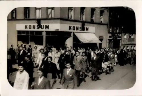 Foto Sangerhausen am Harz, Marschierende Menschen, Konsum-Geschäft