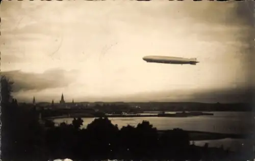 Foto Ak Konstanz am Bodensee, Gesamtansicht, Zeppelin