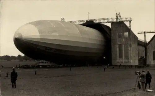 Foto Ak Friedrichshafen, Zeppelin bei der Ausfahrt aus der Luftschiffhalle, Fotograf mit Standkamera