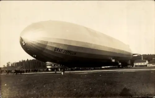 Foto Ak Graf Zeppelin, LZ 127, Bei der Landung, Luftschiff