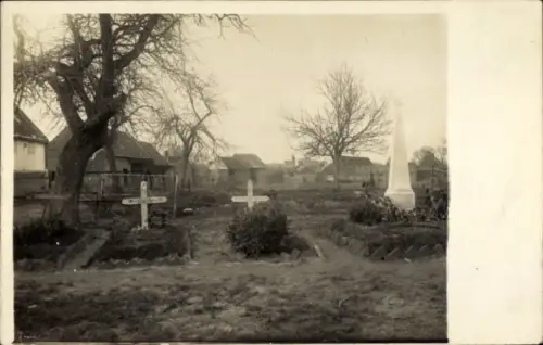 Foto Ak Crapeaumesnil Oise, Gräber hinter der Stellung, Kriegsschauplatz 1. WK
