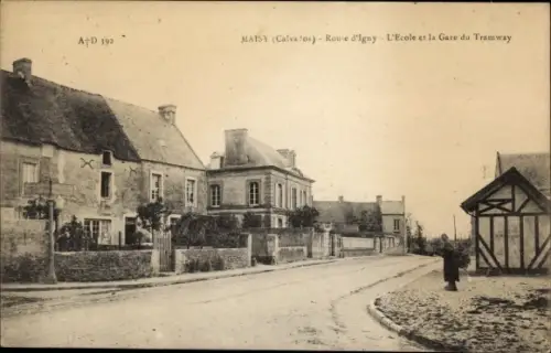 Ak Maisy Calvados, Rue d'Igny, L'Ecole et la Gare du Tramway