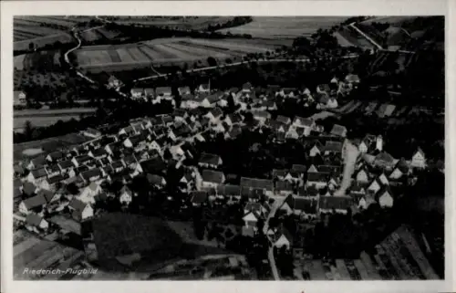 Ak Riederich bei Reutlingen, Luftaufnahme von  viele Häuser, ländliche Umgebung