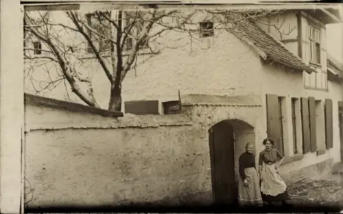 Foto Ak Mansfeld im Harzvorland, Frauen vor dem Haus