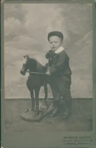 Foto Kinderportrait, kleiner Junge, Spielzeugpferd auf Rädern, Fotograf Heinrich Hansen Gr. Flottbek