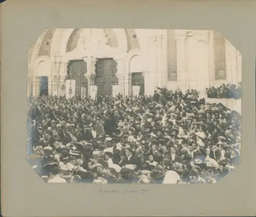 Foto Lourdes Hautes Pyrénées, Menschengruppe, Gebäude, Fest