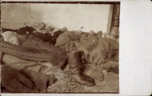 Foto Ak Otolice bei Lowicz Lowitsch Polen, deutsche Soldaten im Nachtquartier, 1. WK