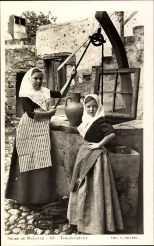 Ak Palma de Mallorca, Frauen in Tracht am Brunnen