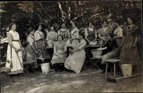 Foto Ak Polczyn Zdrój Bad Polzin Pommern, Frauen im Garten, Blecheimer