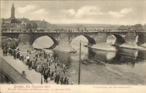 Ak Dresden, Elb Klondyke, Tiefstand der Elbe im Juli 1904, Vertreibung der Strandpiraten