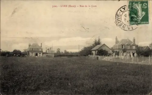 Ak Lyre Eure,  Rue de la Gare, zwei Häuser, Wiese,  