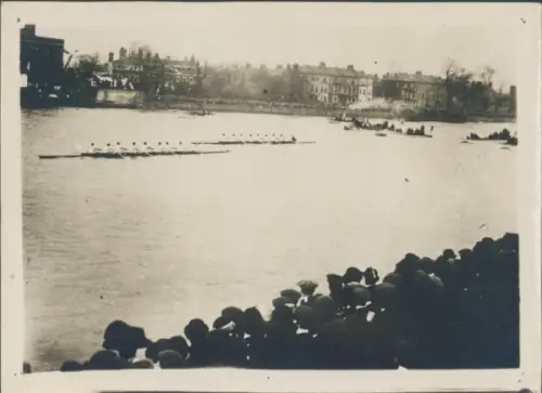Foto Strand on the Green Chiswick Middlesex London England, Ruderregatta Oxford-Cambridge