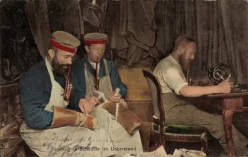 Ak Kompagnie-Schuster im Unterstand, 1. WK, coloriert