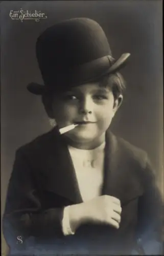 Ak Ein Schieber, Junge mit Melone und Zigarette, Portrait
