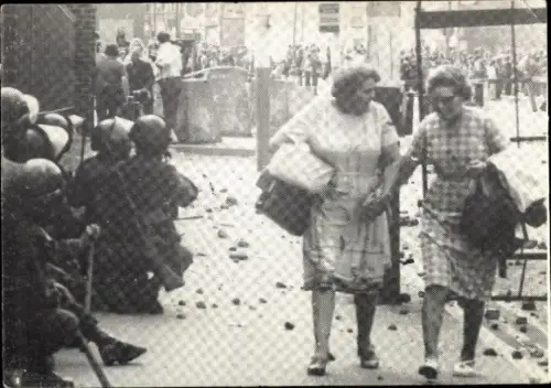 Ak Belfast Nordirland, Straßenbild nach Demonstrationen, Soldaten, zwei Frauen
