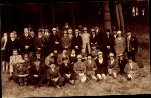 Foto Ak Bad Kleinen in Mecklenburg, Wandergruppe am Waldrand