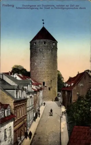 Ak Freiberg im Kreis Mittelsachsen, Donatsgasse mit Donatsturm, Passanten