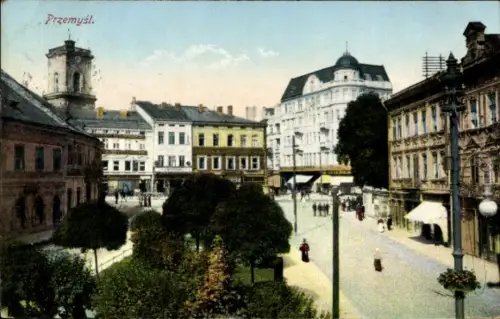 Ak Przemyśl Polen, Bepflanzter Platz, Gehweg mit Fußgängern