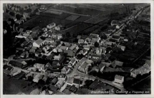 Ak Weidhausen bei Coburg Oberfranken, Luftaufnahme von Weidhausen, Häuser, Straßen, Felder