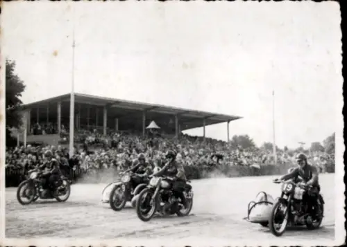 Foto Motorrennsport, Motorräder mit Beiwagen auf der Rennstrecke, Zuschauertribüne