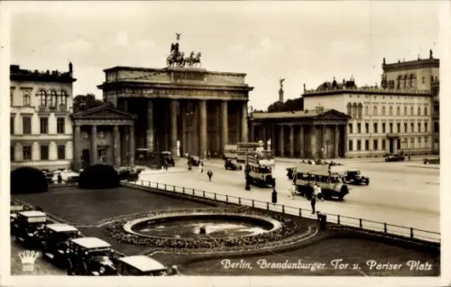 Ak Berlin Mitte, Brandenburger Tor, Pariser Platz, Busse, Autos