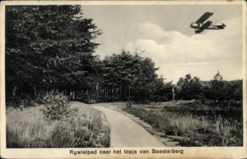 Ak Soesterberg Utrecht Niederlande, Radweg zum Gipfel, Doppeldecker-Flugzeug