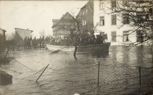Foto Ak Pirna an der Elbe, Hochwasser, überschwemmte Straße, Menschen im Ruderboot