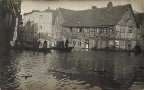 Foto Ak Pirna an der Elbe, Hochwasser, überschwemmte Straße, Menschen im Ruderboot
