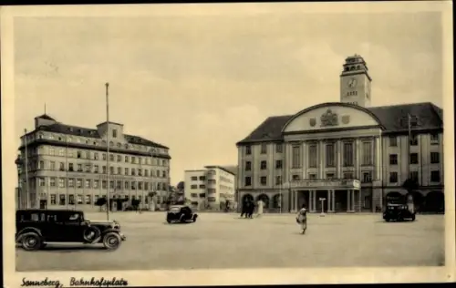 Ak Sonneberg in Thüringen, Bahnhofsplatz, Autos