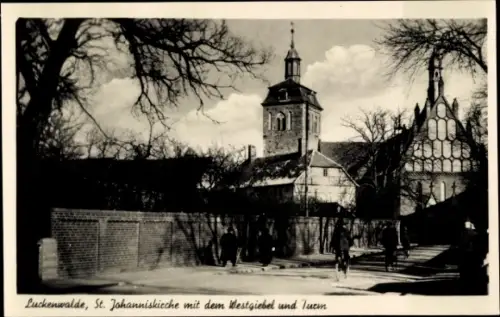 Ak Luckenwalde in Brandenburg, St. Johanniskirche mit dem Westgiebel und Turm