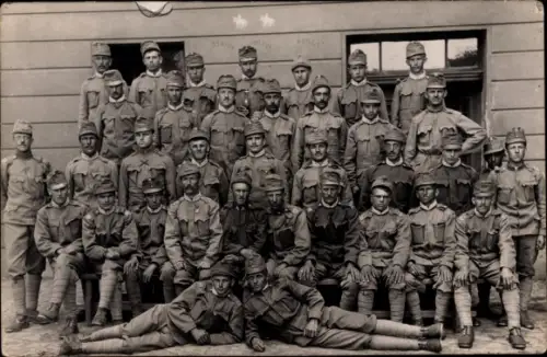 Foto Ak KuK Soldaten in Uniformen, Gruppenaufnahme