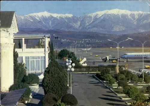 Ak Sotschi Russland, Partie am Flughafen, Passagierflugzeug, Berge