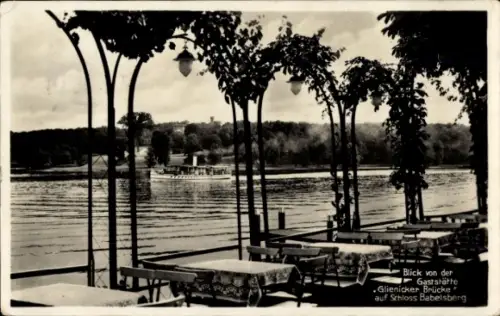 Ak Potsdam, Blick von der Glienicker Brücke auf Schloss Babelsberg