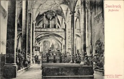 Ak Innsbruck in Tirol, Hofkirche  Innenansicht, Statuen, Säulen,  Architektur