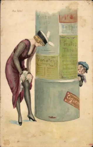 Künstler Ak Au fein, Frau richtet sich ihre Strümpfe, Junge hinter Litfaßsäule, Art Intime